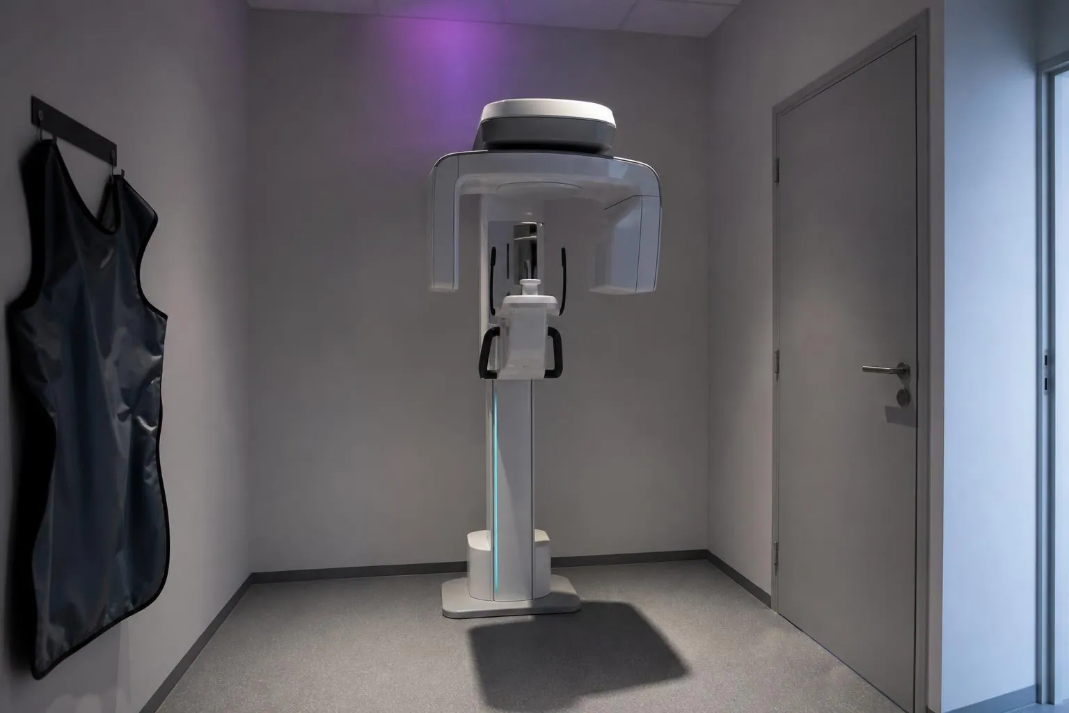 Salle de radiologie panoramique déserte d’un cabinet dentaire, bras du panoramique et appui menton au repos
